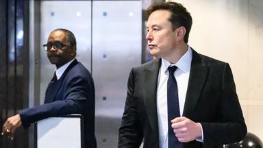 USA: Elon Musk trifft während der Verhandlungen im Prozess um seine Klage gegen OpenAI am Bundesgerichtshof in Oakland, Kalifornien, ein.