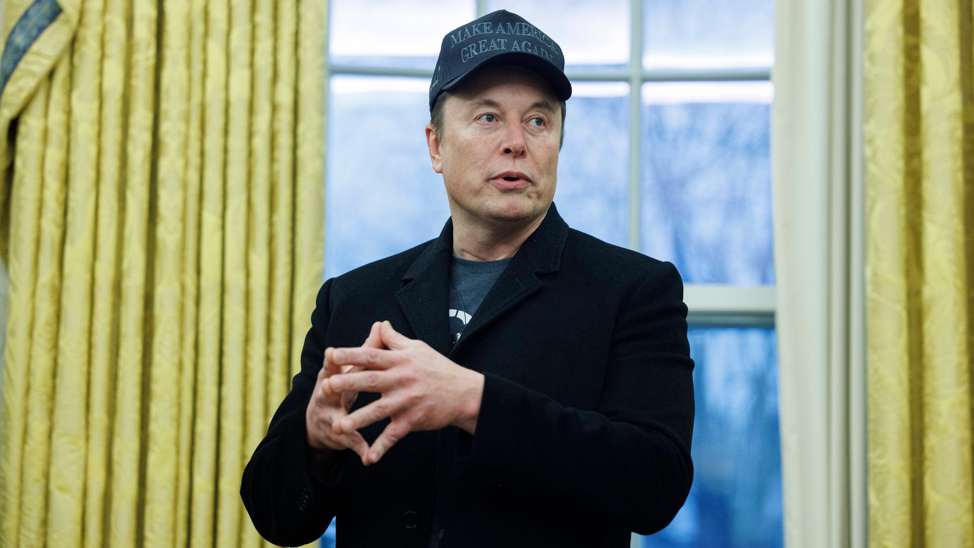 Elon Musk spricht im Oval Office im Weißen Haus.
