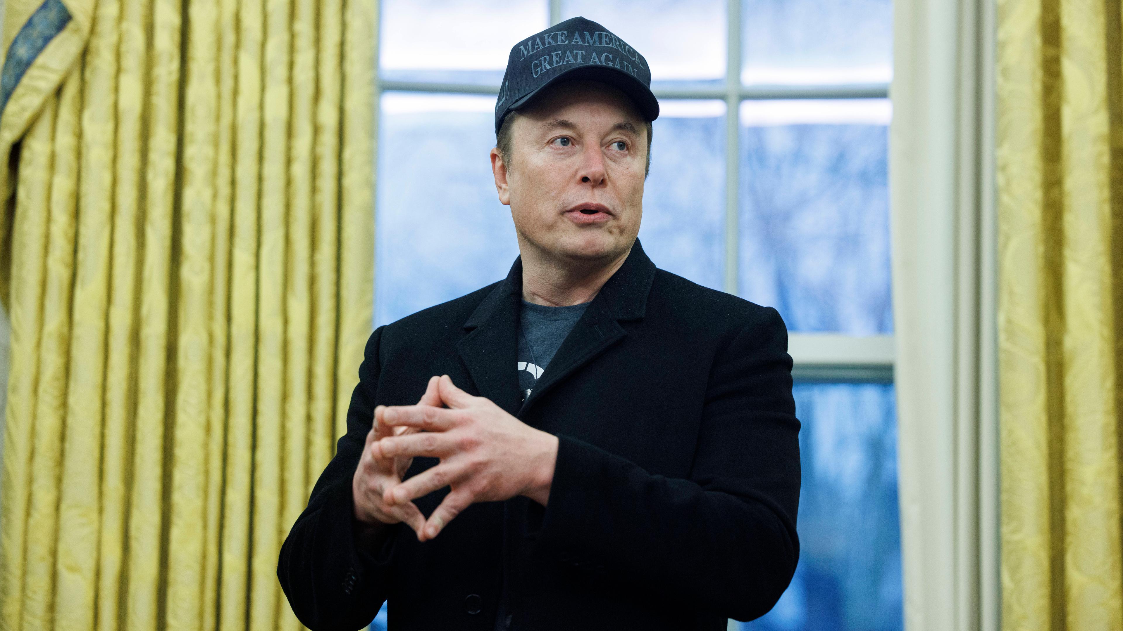 Elon Musk spricht im Oval Office im Weißen Haus.