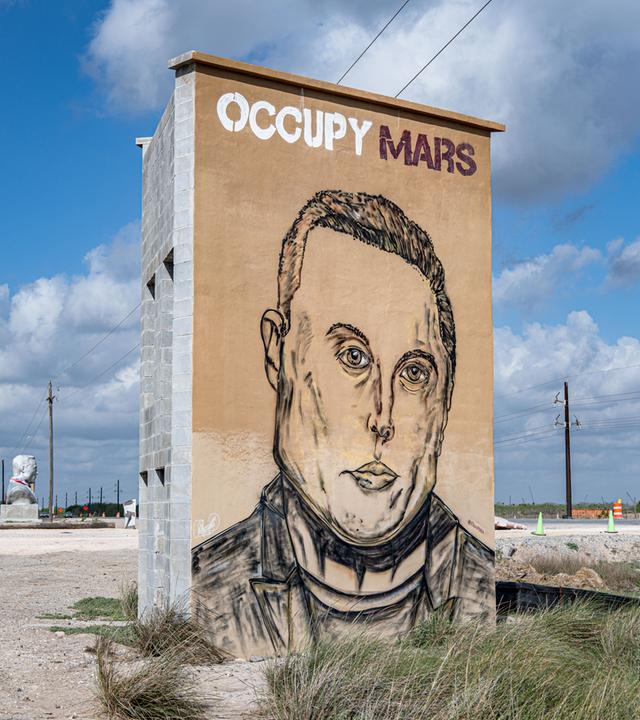 Graffiti mit einem Gesicht von Elon Musk, darüber steht "Occupy Mars".