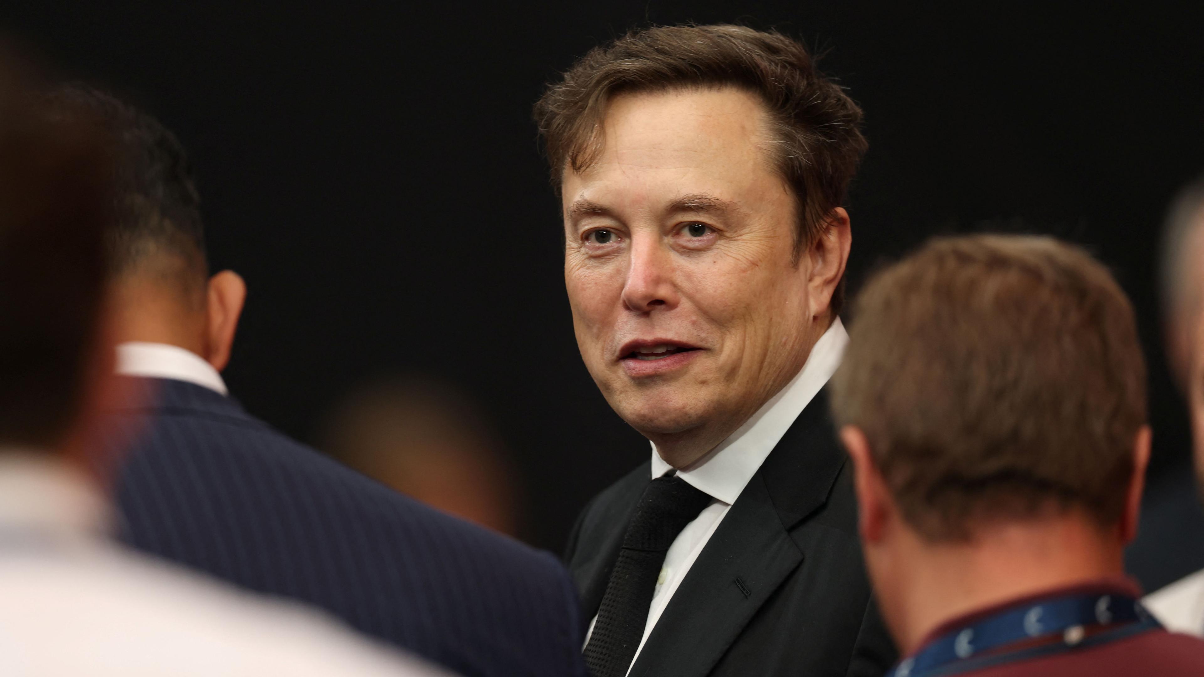 Tesla-Chef Elon Musk nimmt an der öffentlichen Trauerfeier für den rechtsgerichteten Aktivisten Charlie Kirk teil.