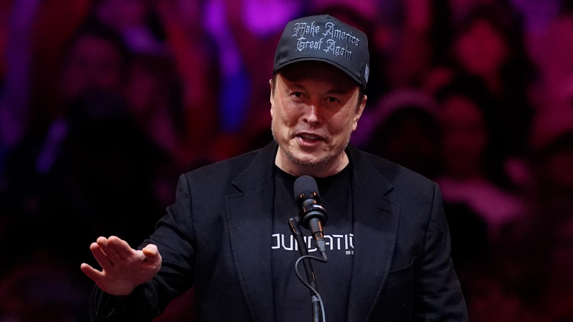 Elon Musk spricht bei einer Wahlkampfveranstaltung.