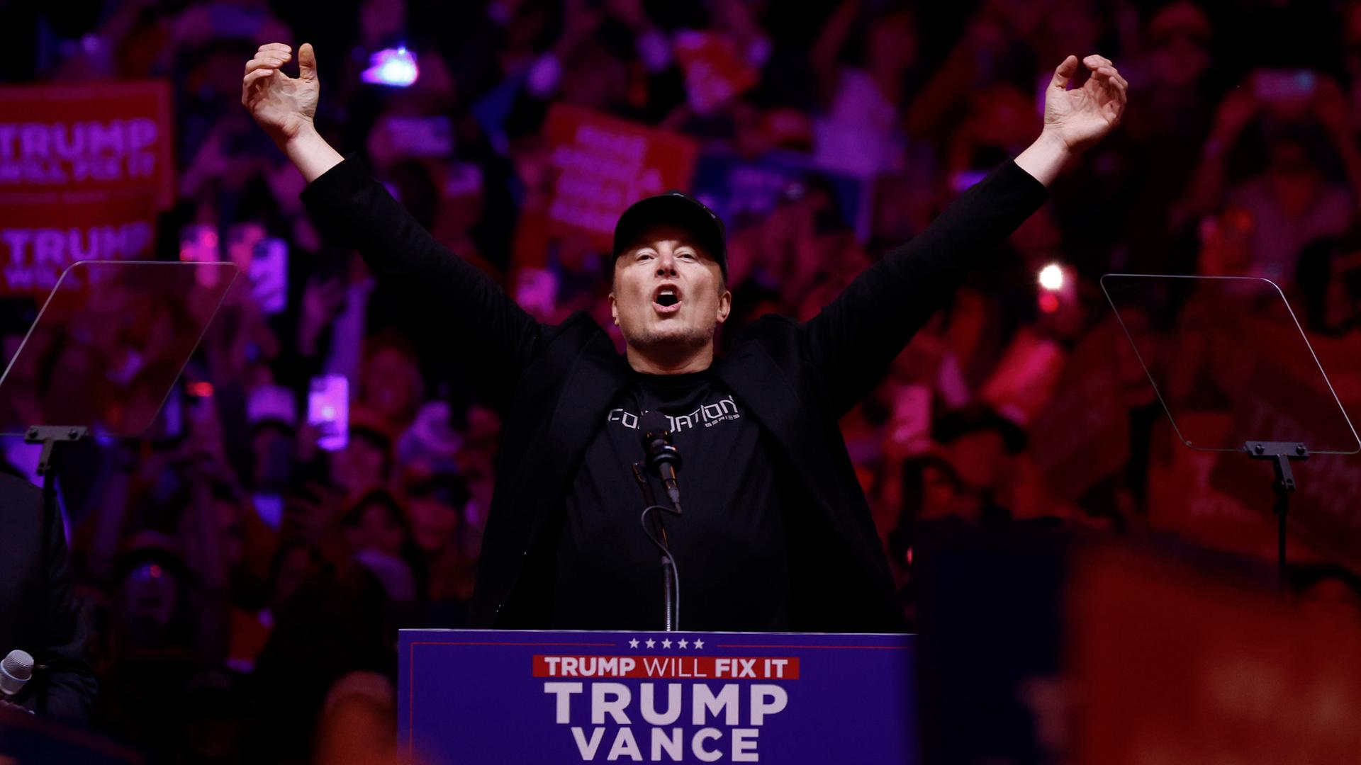 Elon Musk spricht bei einer Kundgebung im Madison Square Garden.