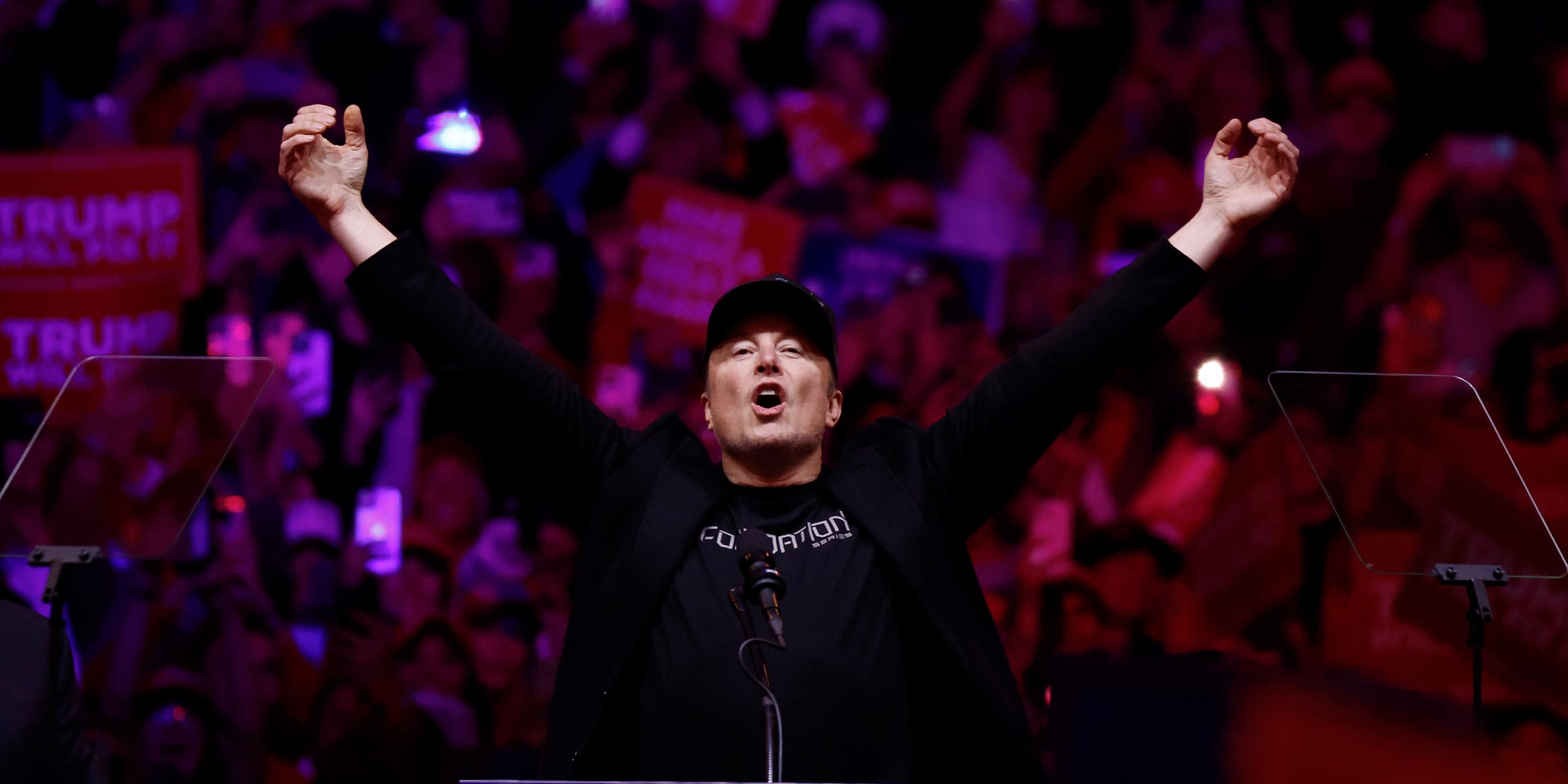 Elon Musk spricht bei einer Kundgebung im Madison Square Garden