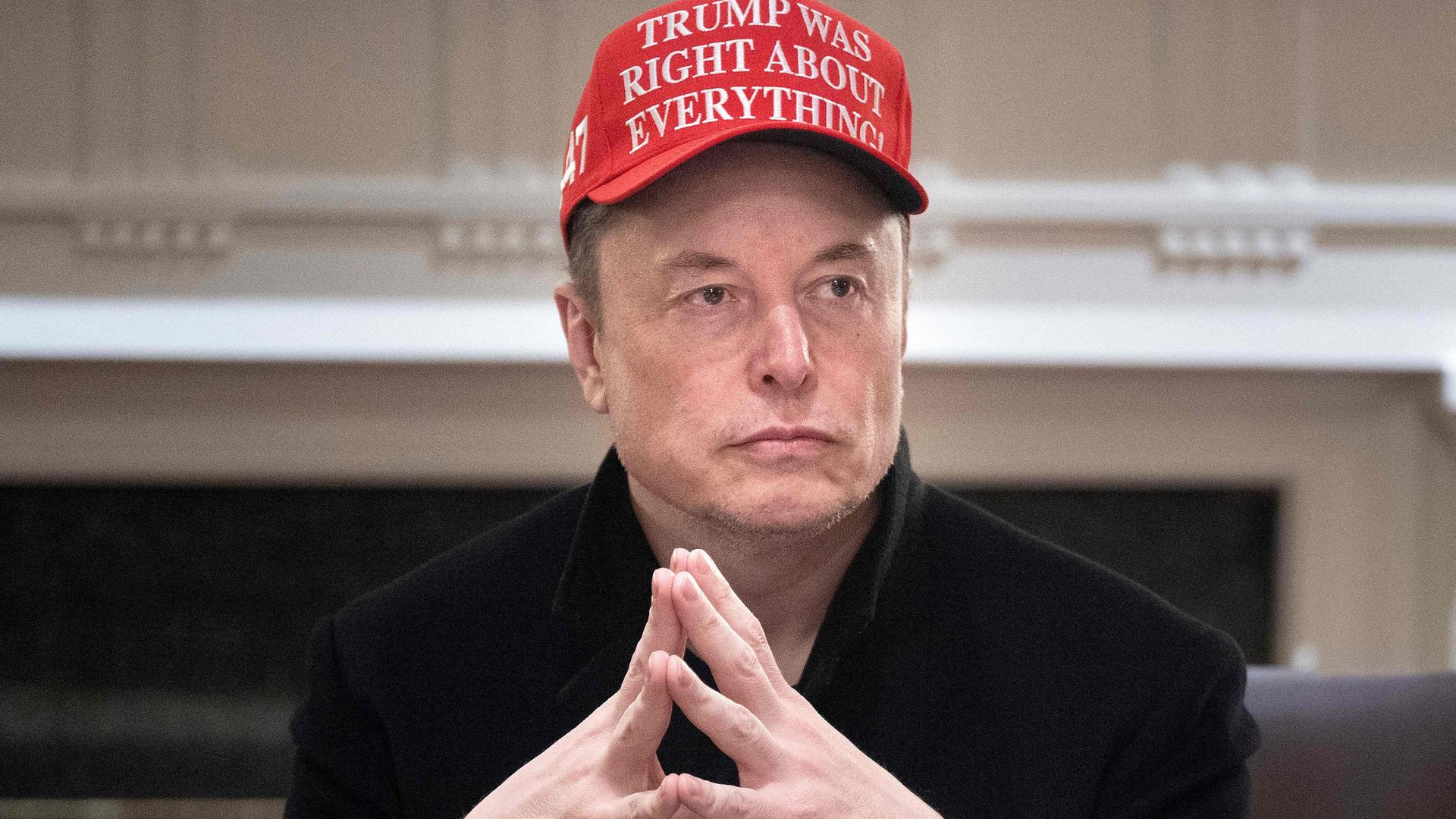 Elon Musk schaut während einer Kabinettssitzung im Kabinettssaal des Weißen Hauses zu