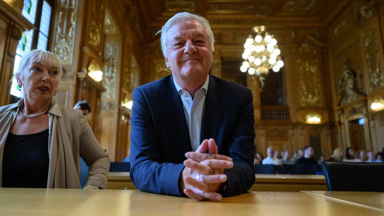 Jürgen Elsässer, Compact-Chefredakteur, und seine Ehefrau Stephanie Elsässer sitzen im Bundesverwaltungsgericht in Leipzig. Das Bundesverwaltungsgericht hat das Verbot des rechtsextremen Magazins «Compact» aufgehoben, das die damalige Bundesinnenministerin Faeser (SPD) im Sommer 2024 erlassen hatte.