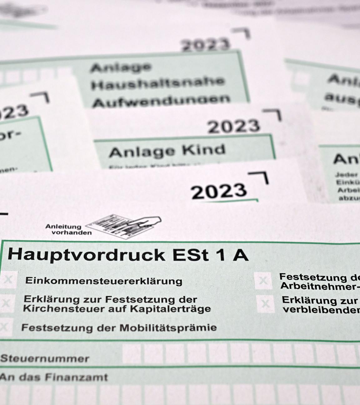 ARCHIV - 16.01.2024, Thüringen, Erfurt: Formulare für die Einkommenssteuererklärung mit Anlagen liegen auf einem Schreibtisch.
