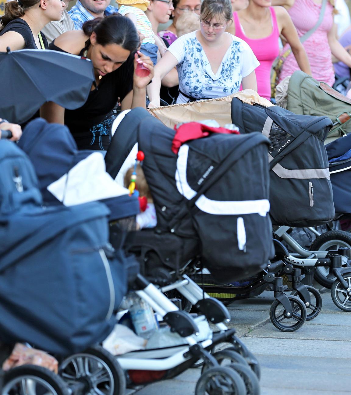 Eltern mit Kindern ohne Kita-Platz demonstrieren am 01.08.2013 vor dem neuen Rathaus in Leipzig (Sachsen).