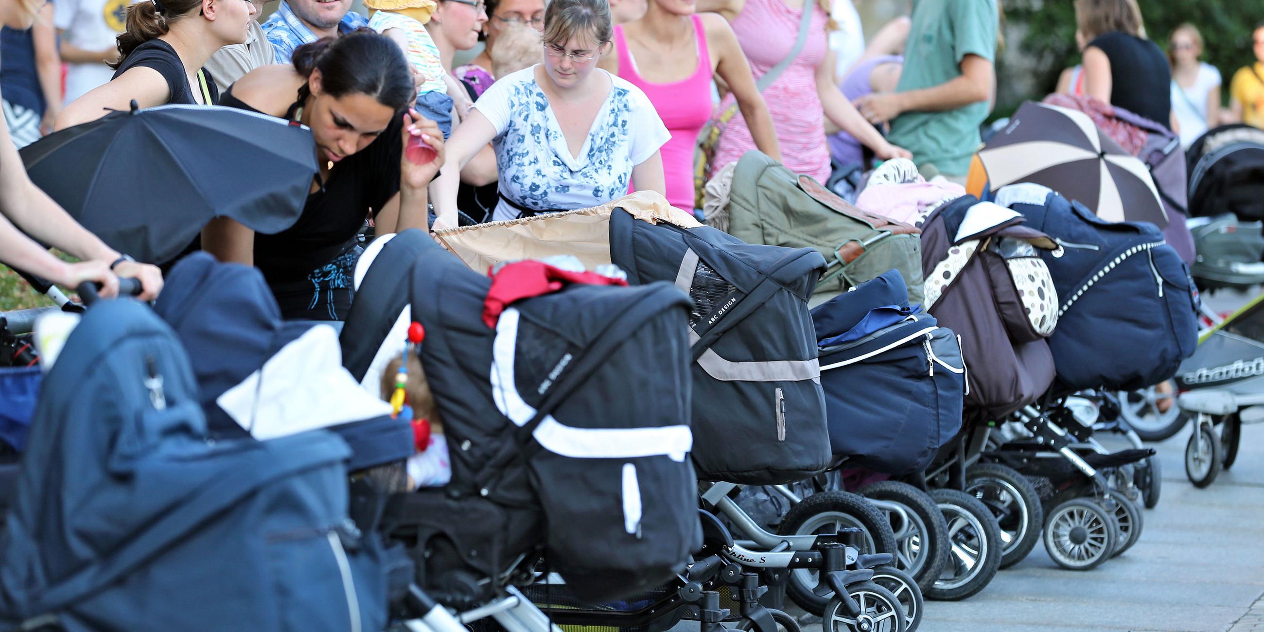 Eltern mit Kindern ohne Kita-Platz demonstrieren am 01.08.2013 vor dem neuen Rathaus in Leipzig (Sachsen).