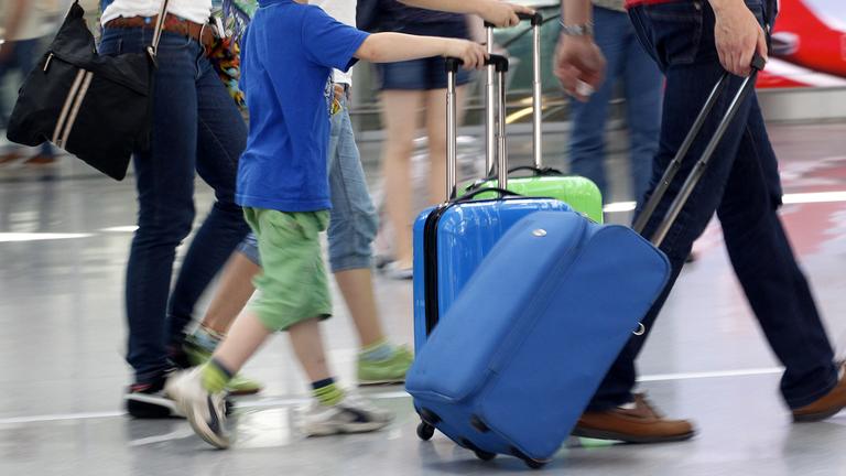 Eltern mit Kind am Flughafen