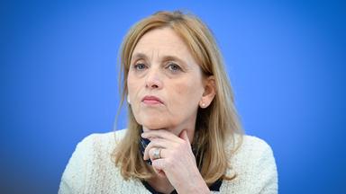 Bundesfamilienministerin Karin Prien will das Elterngeld reformieren.