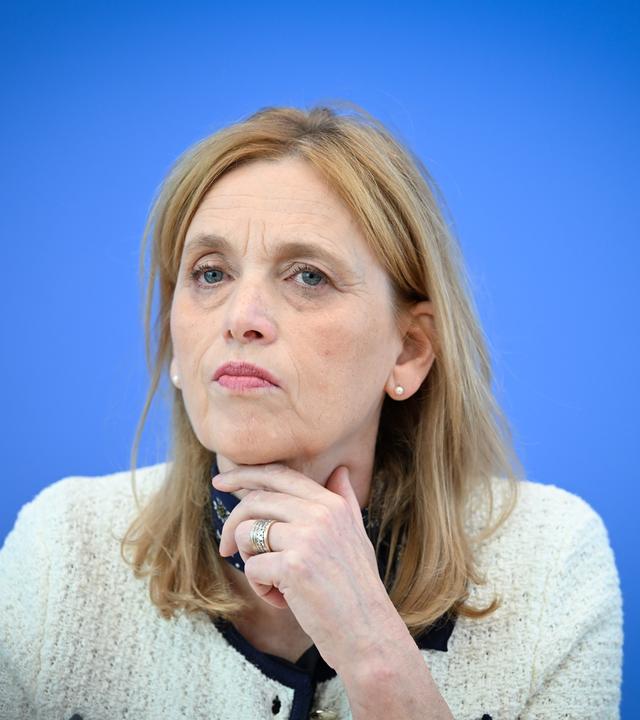 Bundesfamilienministerin Karin Prien will das Elterngeld reformieren.