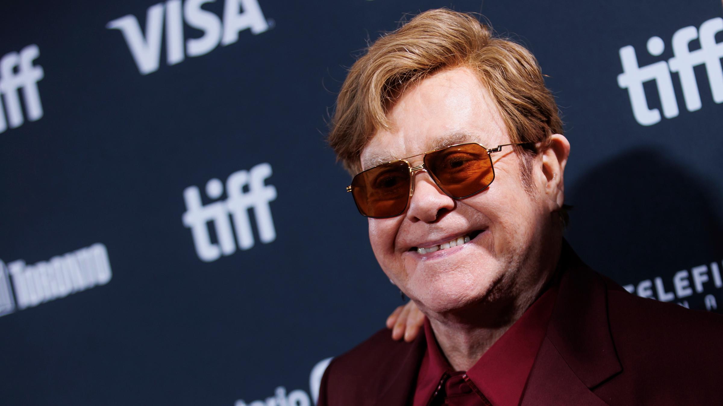 Elton John kommt auf dem roten Teppich zur Premiere von „Elton John: Never Too Late“ in Toronto am 06.09.2024