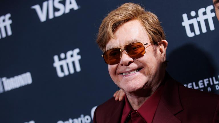 Elton John kommt auf dem roten Teppich zur Premiere von „Elton John: Never Too Late“ in Toronto am 06.09.2024
