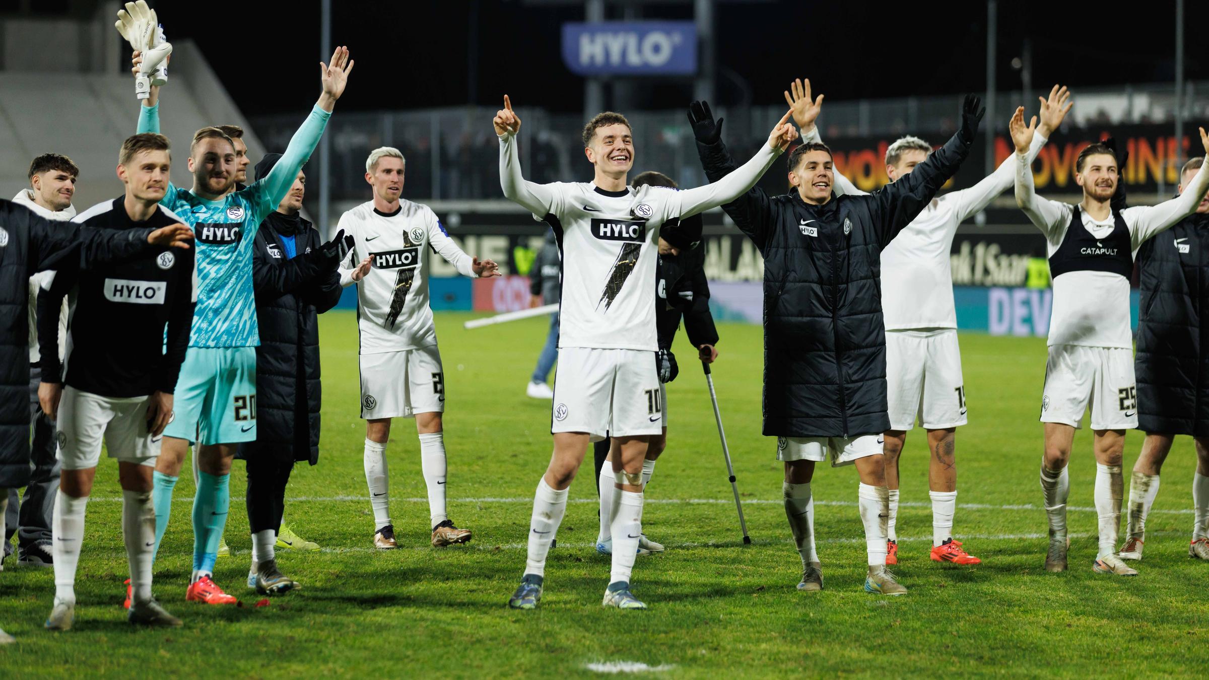 Fisnik Asllani (Mitte) feiert mit seinen Mannschaftskameraden der SV 07 Elversberg den Sieg über den 1.FC Nürnberg