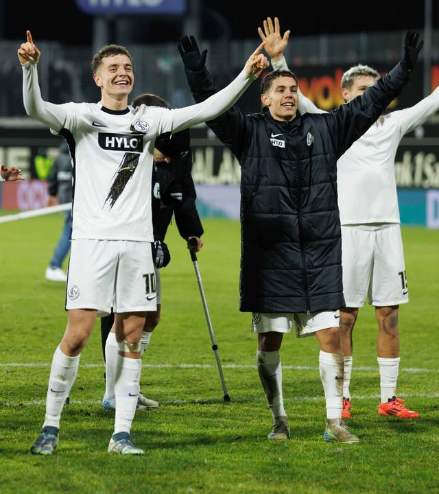 Fisnik Asllani (Mitte) feiert mit seinen Mannschaftskameraden der SV 07 Elversberg den Sieg über den 1.FC Nürnberg