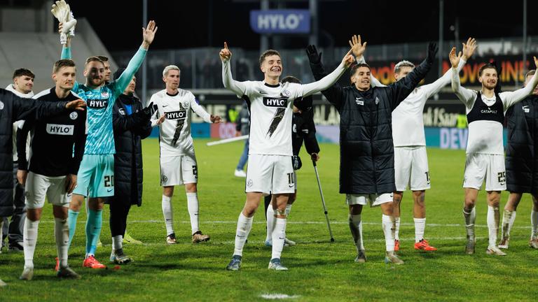 Fisnik Asllani (Mitte) feiert mit seinen Mannschaftskameraden der SV 07 Elversberg den Sieg über den 1.FC Nürnberg
