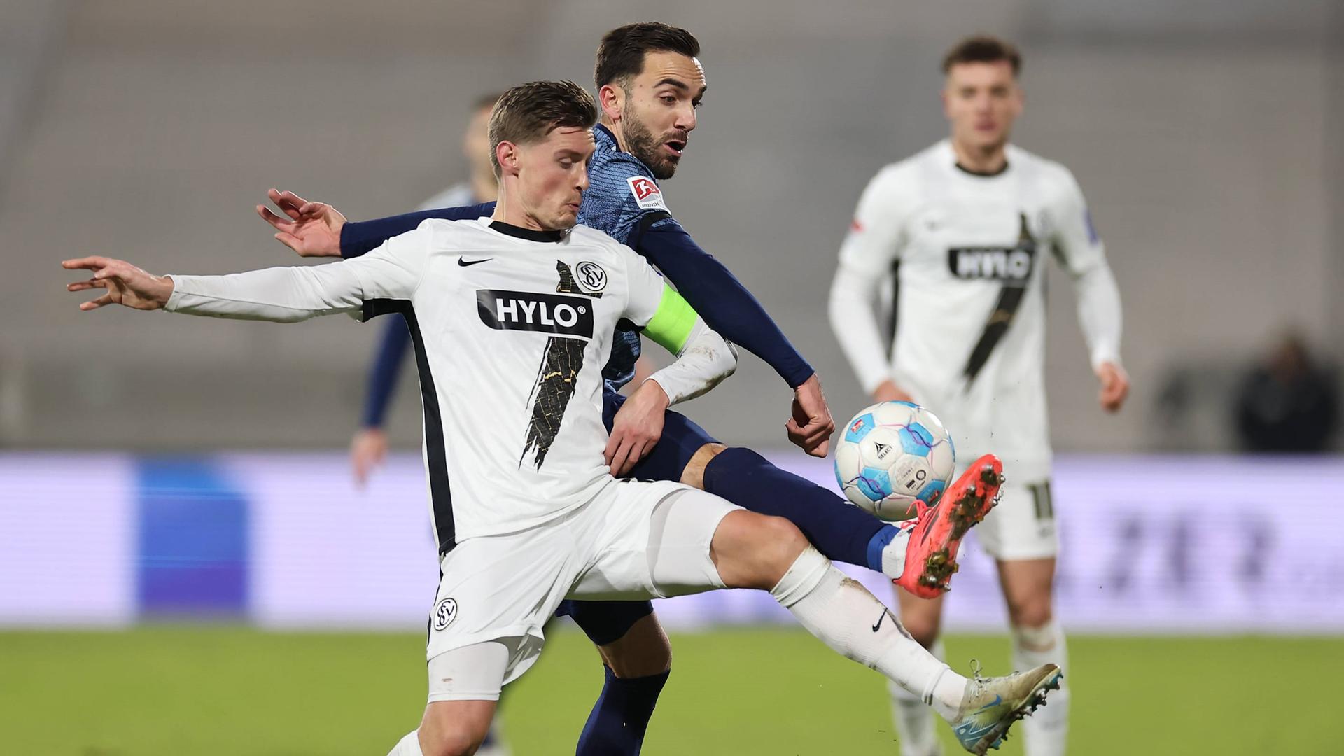 Carlo Sickinger (SV Elversberg) und Kenan Karaman (FC Schalke 04)