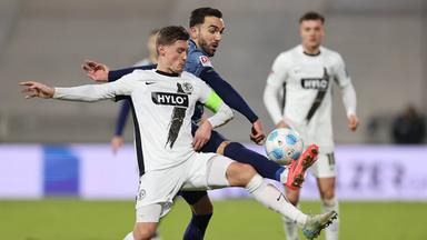 Carlo Sickinger (SV Elversberg) und Kenan Karaman (FC Schalke 04)