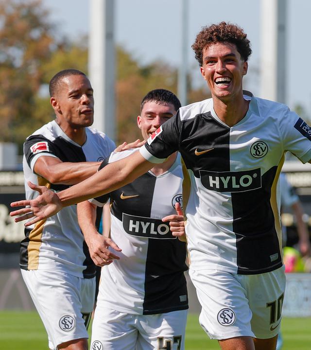 Jan Gyamerah, Felix Keidel und Torschütze Noah Darvich (von links) bejubeln das Tor zum 2:1