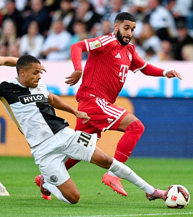 Der Elversberger Verteidiger Jan Gyamerah grätscht seinem Gegenspieler Ismael Saibari in den Lauf