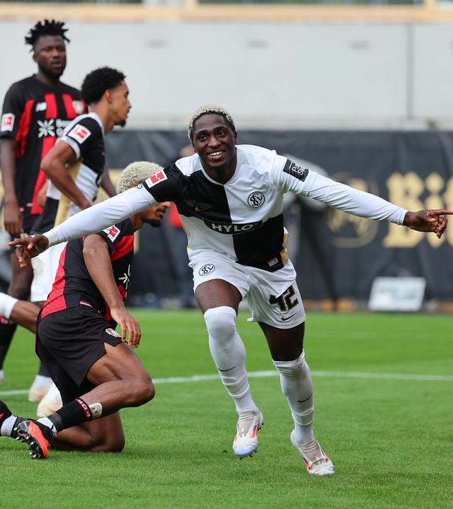 David Mokwa (Elversberg) jubelt. 