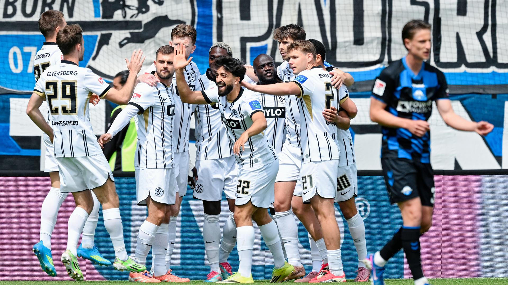 Maximilian Rohr (SV Elversberg) bejubelt mit seinen Teamkollegen seinen Treffer gegen Paderborn.