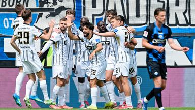 Maximilian Rohr (SV Elversberg) bejubelt mit seinen Teamkollegen seinen Treffer gegen Paderborn.