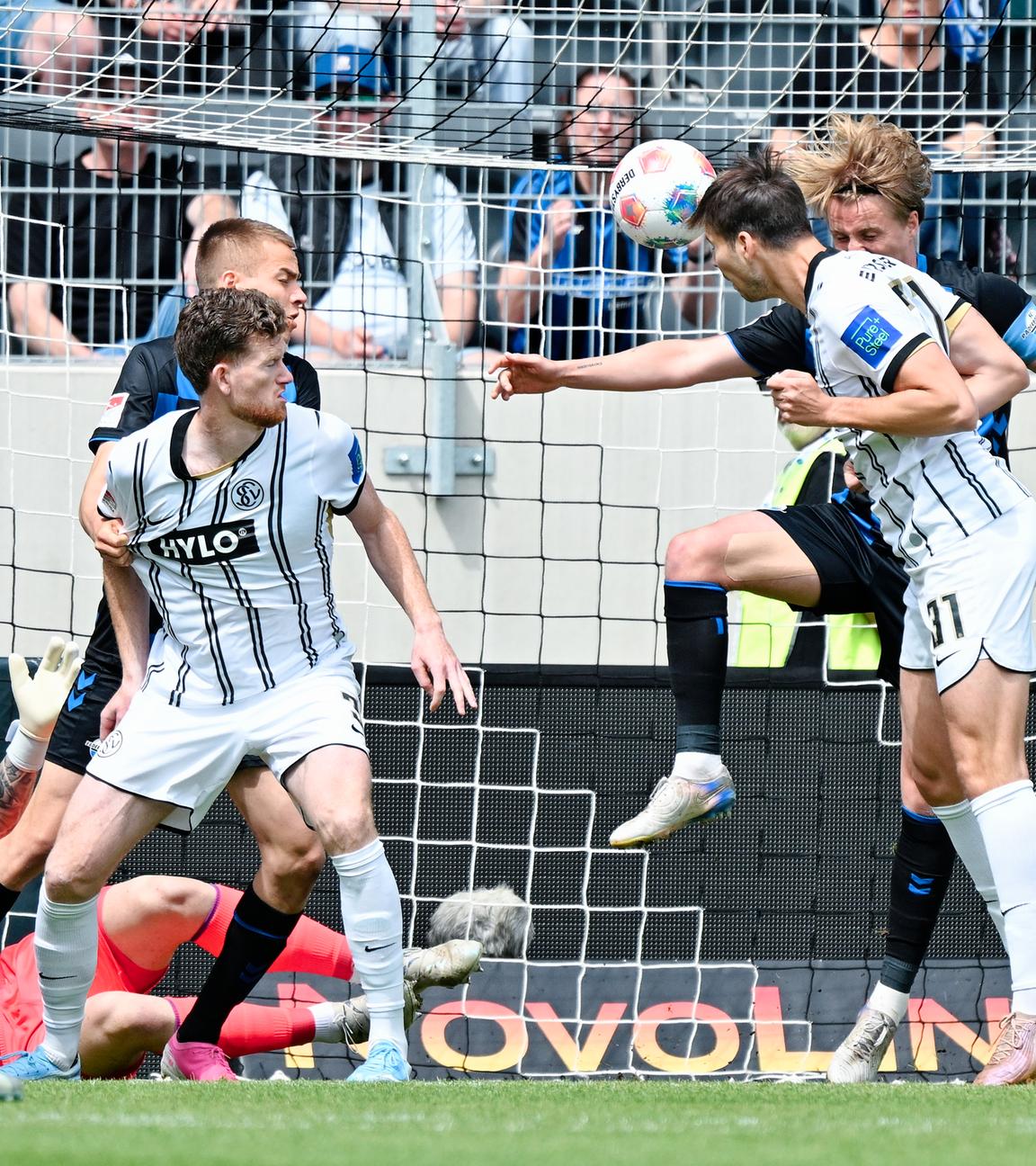 Maximilian Rohr (SV Elversberg) köpft das 1:0 gegen Paderborn.