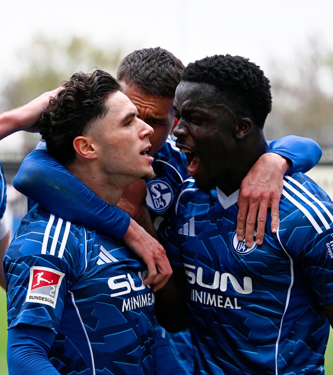 Torschütze Soufiane El-Faouzi (M, FC Schalke 04) jubelt mit Mannschaftskollegen über das Tor zum 1:1 am 12.04.2026 in Spiesen-Elversberg.