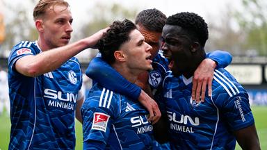 Schalke gewinnt in Unterzahl bei Elversberg