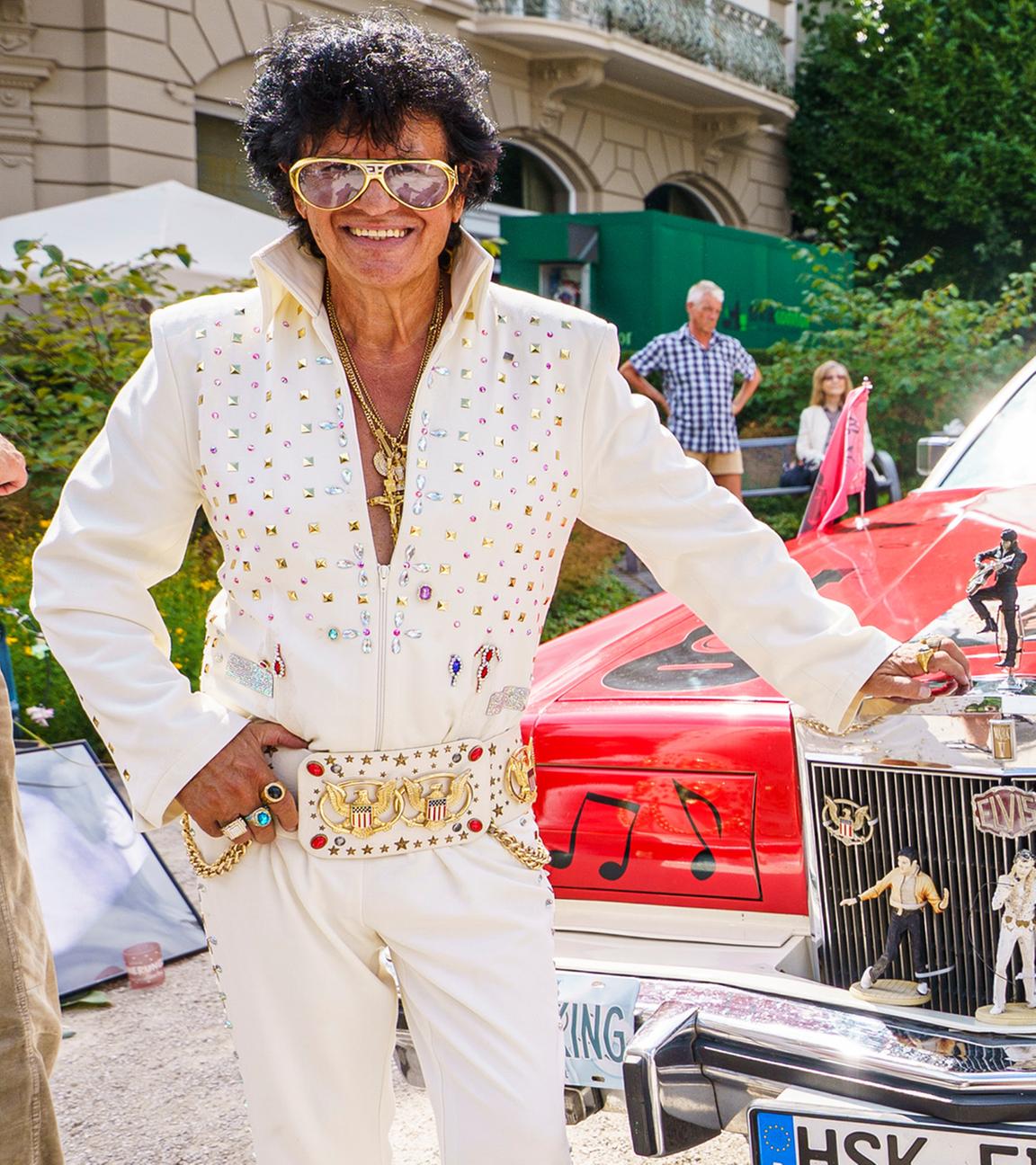  Lollo aus Bad Fredeburg steht als Elvis verkleidet vor seinem Cadillac. Lollo betreibt eine Pizzeria, die dem «King» gewidmet ist und er selbst bedient im Elvis-Look.