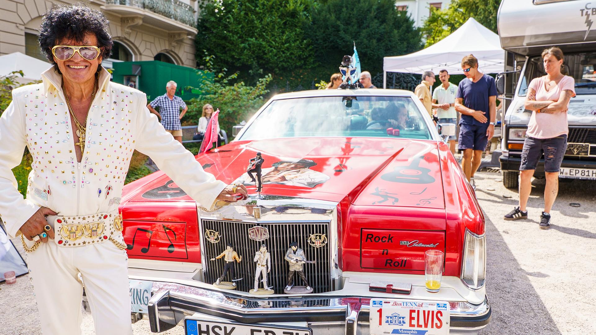  Lollo aus Bad Fredeburg steht als Elvis verkleidet vor seinem Cadillac. Lollo betreibt eine Pizzeria, die dem «King» gewidmet ist und er selbst bedient im Elvis-Look.