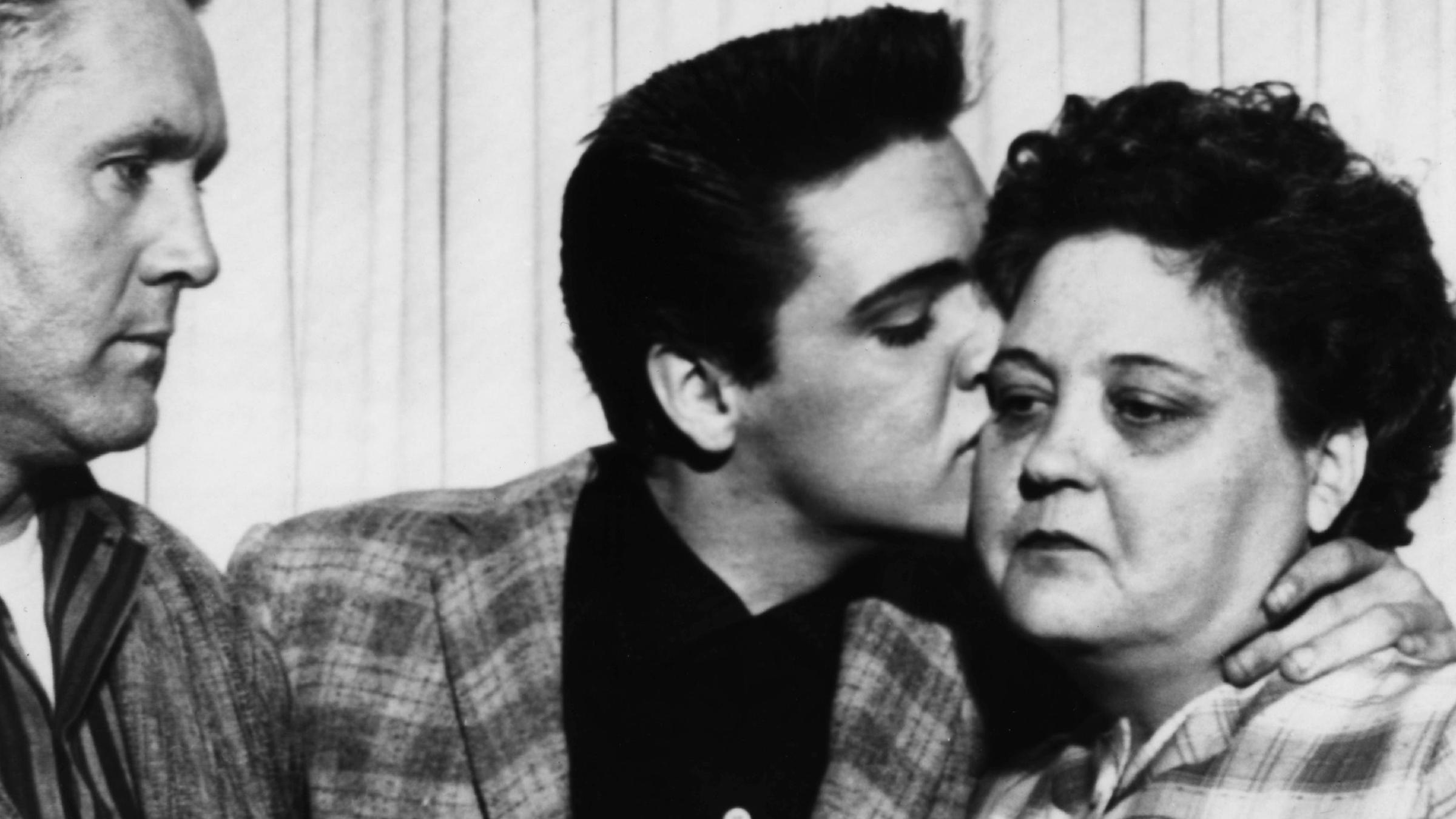 Seine Eltern sind arm. Sein Vater Vernon Presley ist Gelegenheitsarbeiter und oft abwesend. Zu seiner Mutter Gladys hat Elvis eine enge Bindung. 