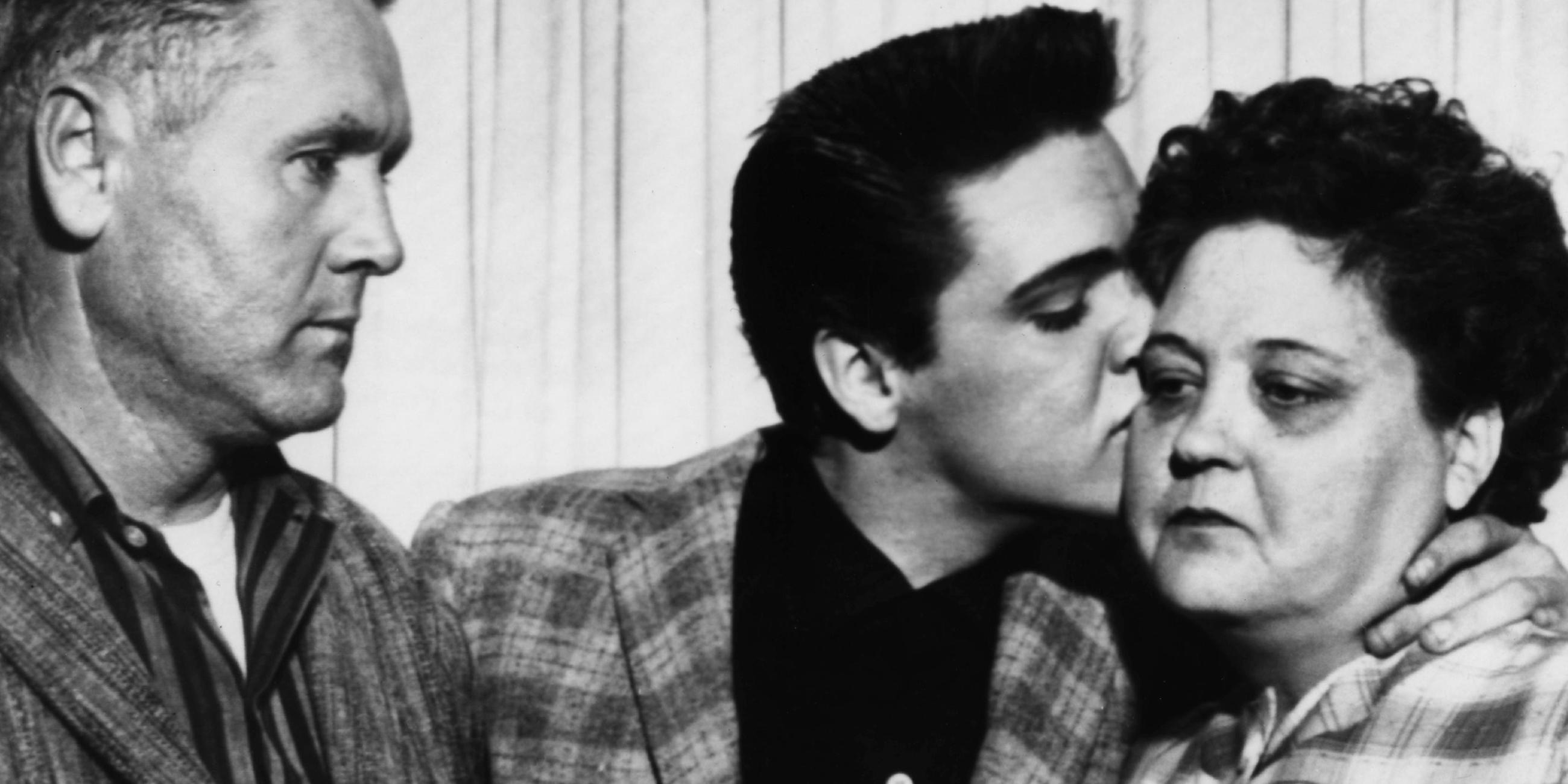 Seine Eltern sind arm. Sein Vater Vernon Presley ist Gelegenheitsarbeiter und oft abwesend. Zu seiner Mutter Gladys hat Elvis eine enge Bindung. 