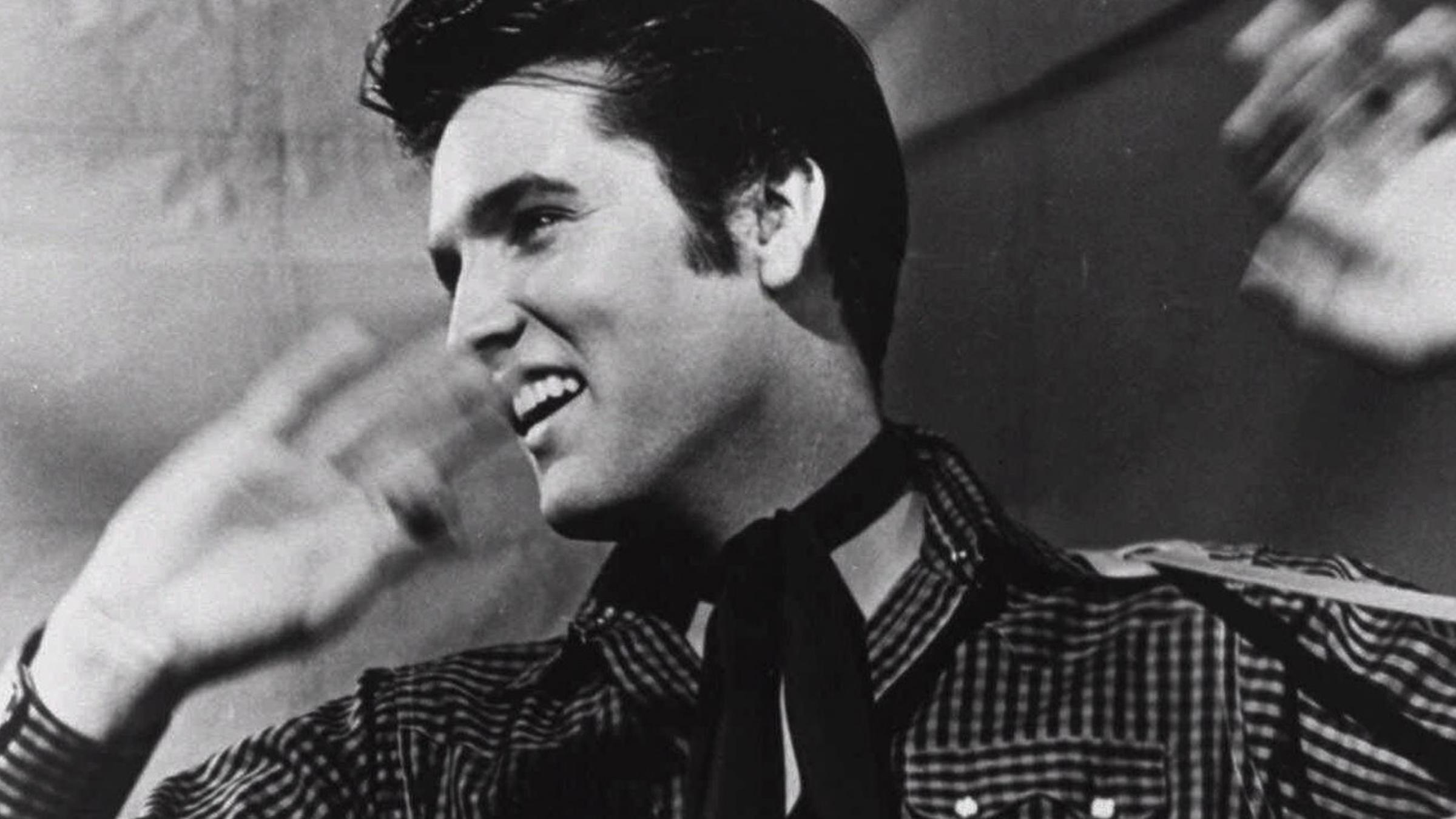 "That’s Alright, Mama" wird zum ersten Erfolg. In den folgenden beiden Jahren spielt er auf vielen Konzerten. Besonders das weibliche Publikum kann er für sich begeistern.