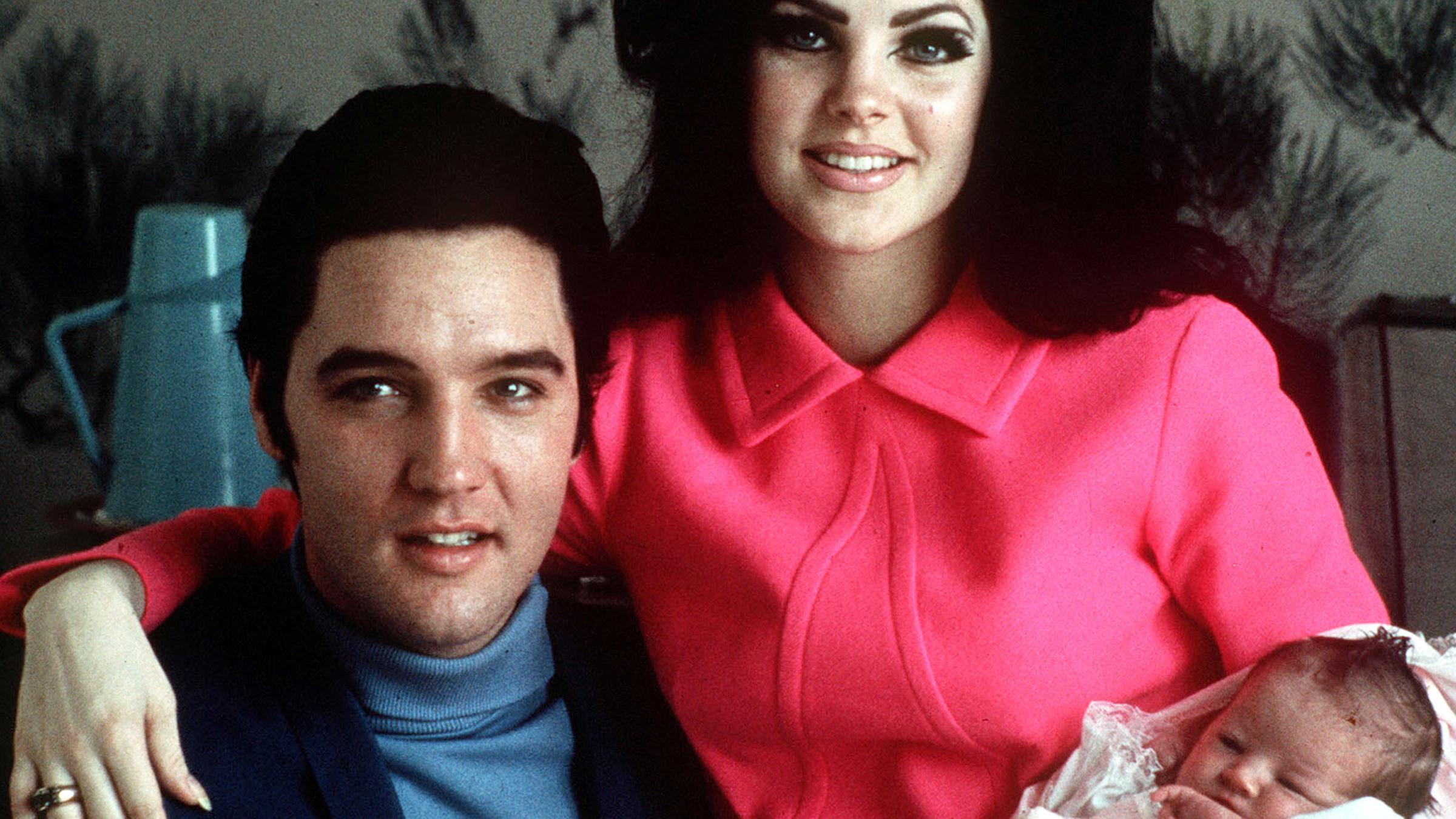 In Deutschland lernt Elvis 1959 Priscilla Beaulieu kennen, die damals 14 Jahre alt war. Sie heiraten im Mai 1967. Neun Monate später wird die Tochter Lisa Marie geboren.