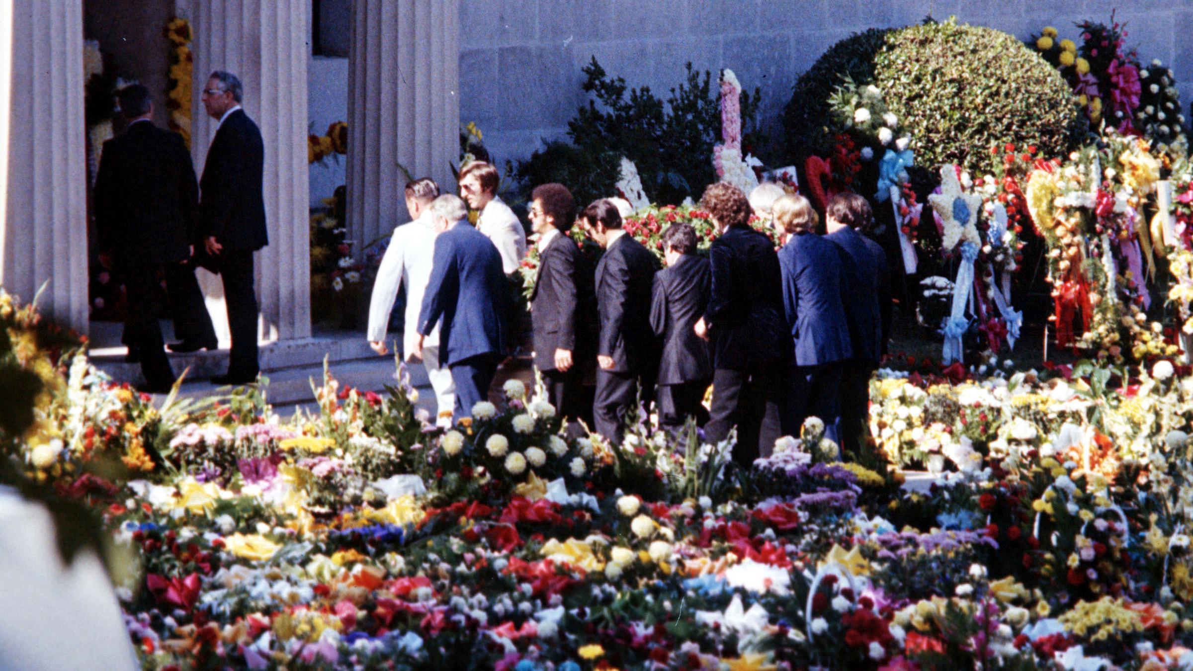 Am 16. August 1977 stirbt Elvis Presley im Alter von 42 Jahren in Graceland. Über die Todesursache wird lange gestritten.