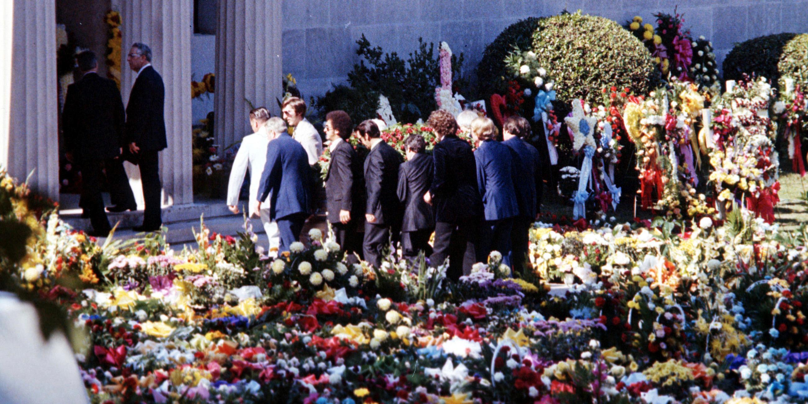 Am 16. August 1977 stirbt Elvis Presley im Alter von 42 Jahren in Graceland. Über die Todesursache wird lange gestritten.