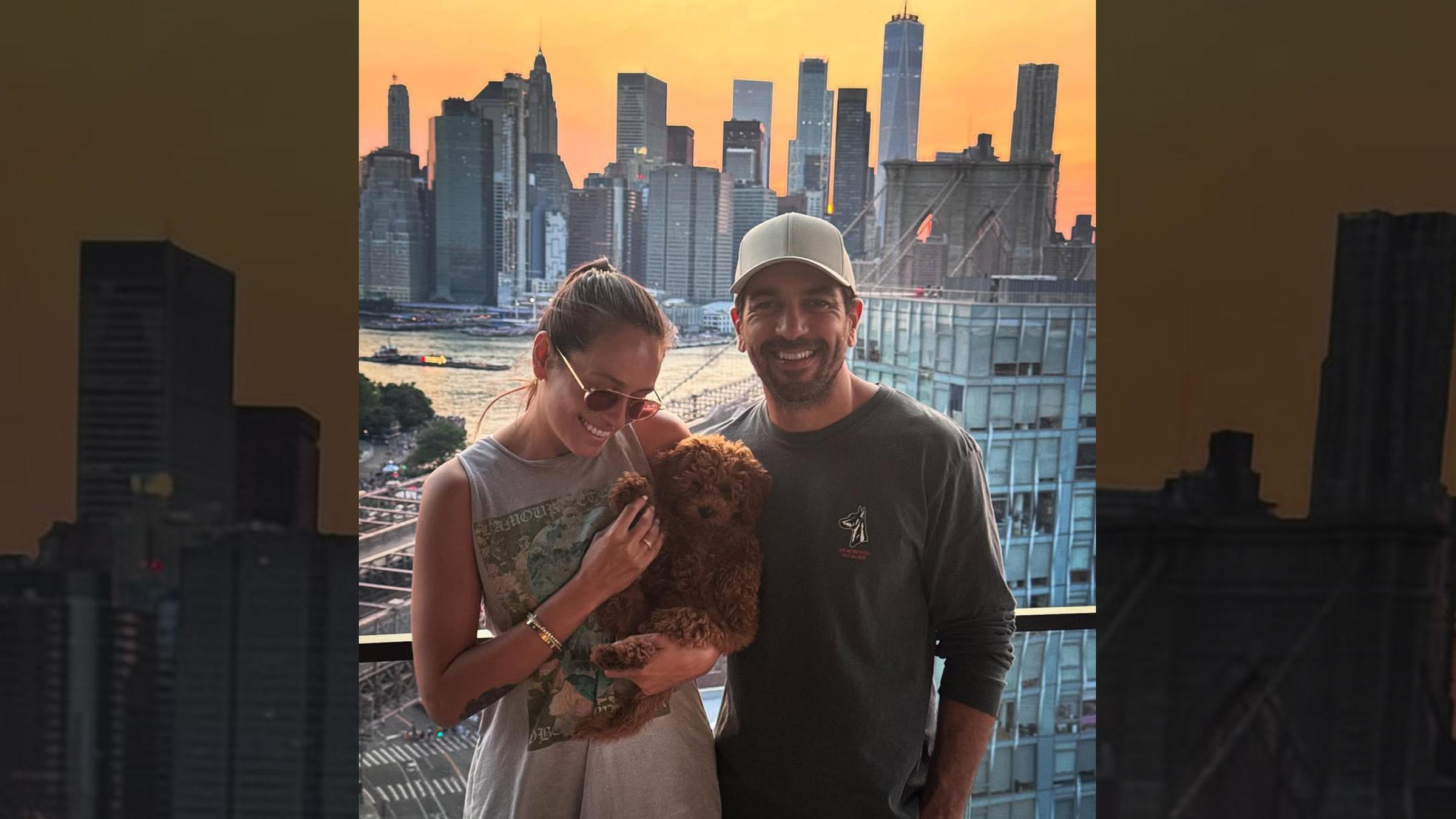 Elyas M'Barek posiert mit seiner Frau Jessica und seinem Cavapoo-Welpen vor der Skyline seiner Wahlheimat New York.