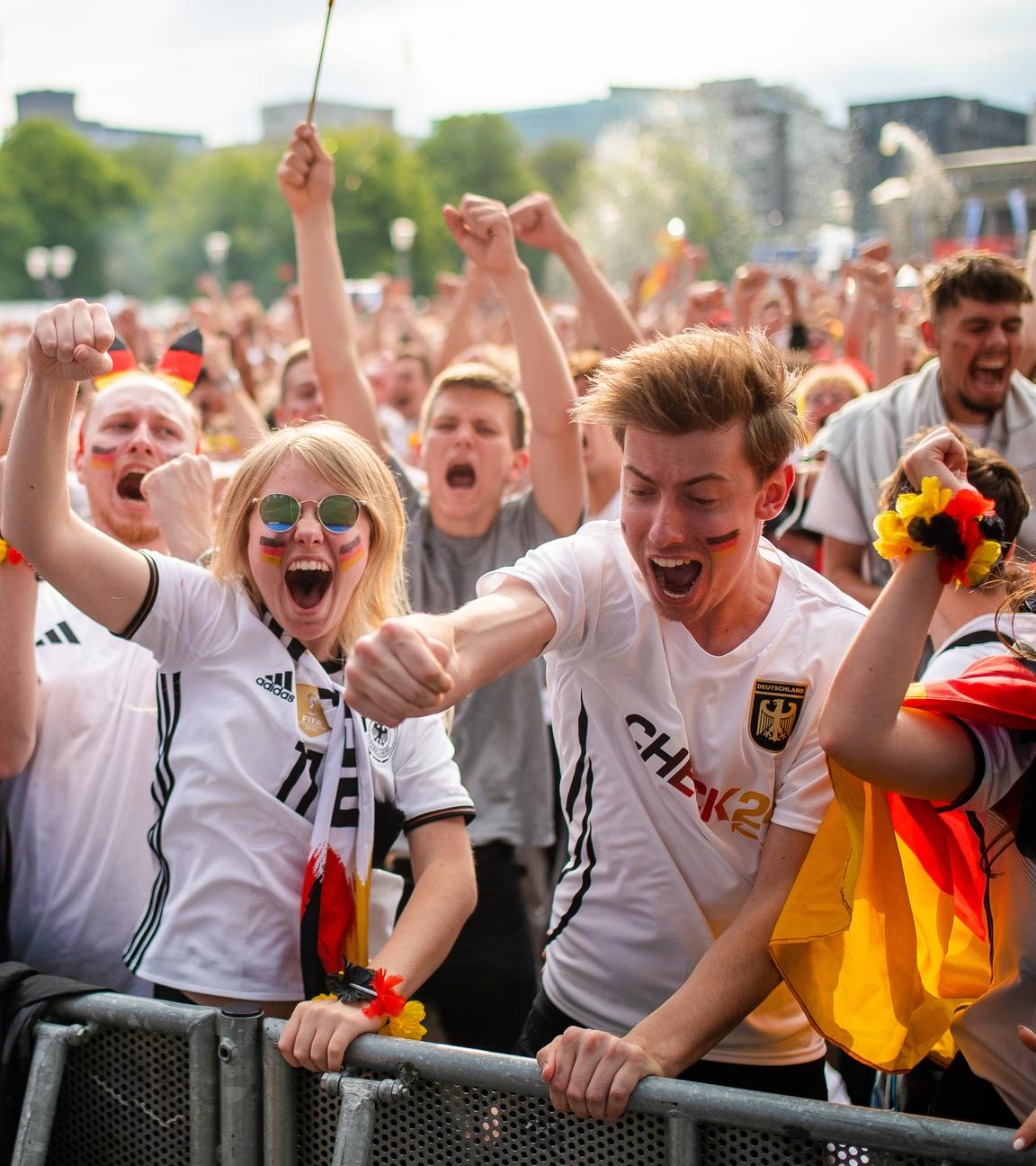 Deutschland-Fans freuen sich beim Public Viewing auf dem Schlossplatz über Deutschlands Treffer zum 1:0 Treffer.