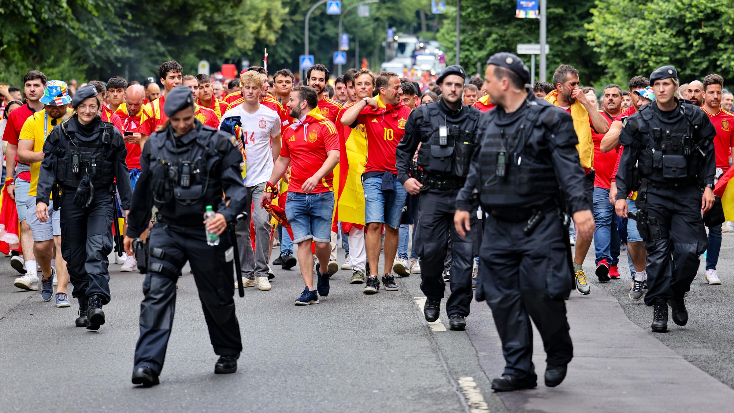 Tausende spanische Fans beim Fanmarsch vor dem Spiel gegen Italien.