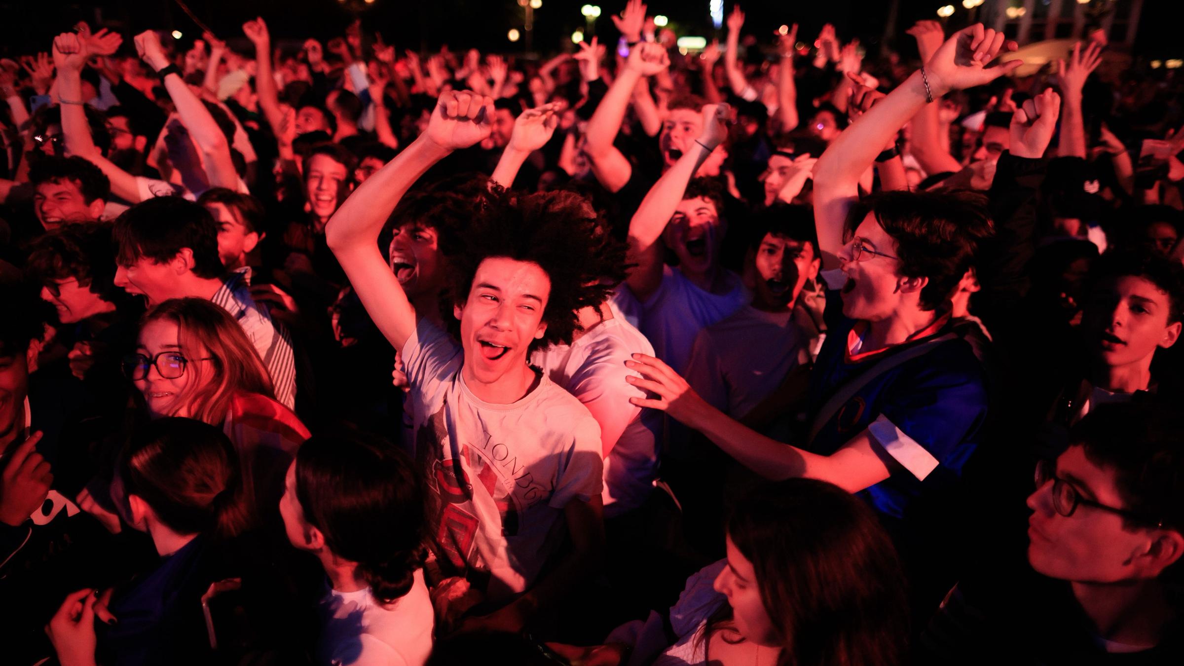 Französische Fans reagieren auf das Spiel beim Public Viewing in der Fanzone am Brandenburger Tor.
