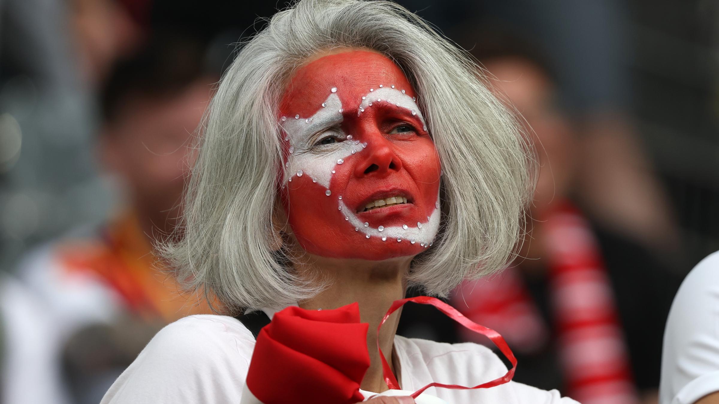 Eine türkische Zuschauerin schaut enttäuscht auf das Spielfeld nach dem Spiel.
