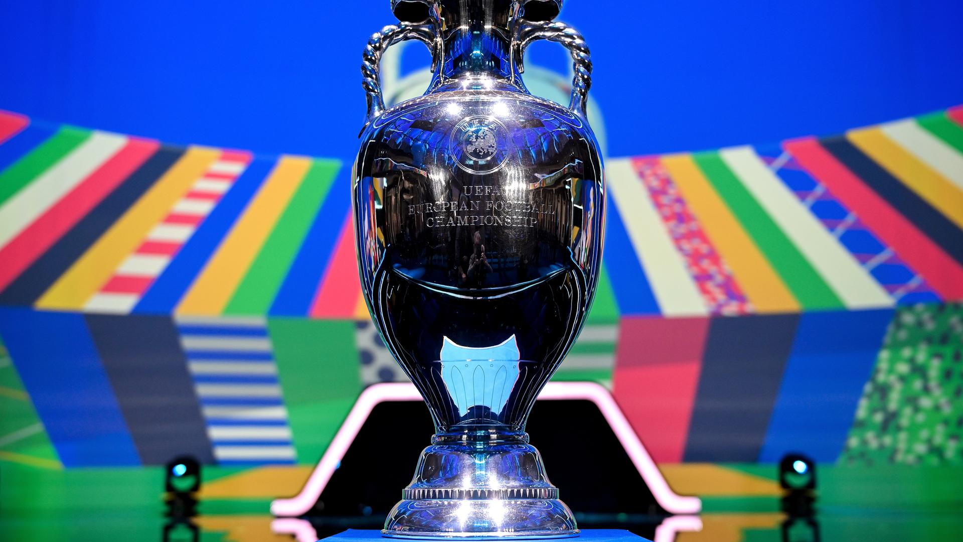 Der EM-Pokal bei der Auslosung der Qualifikation zur Fußball-EM 2024 in der Festhalle Frankfurt am 9. Oktober 2022.