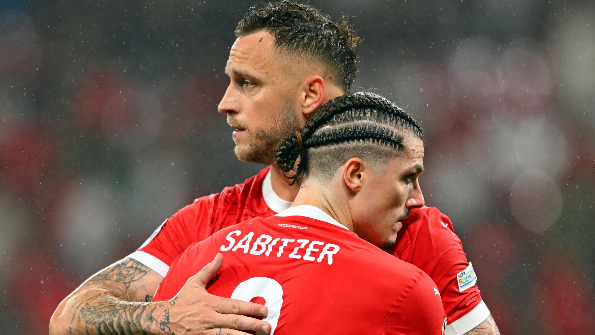 Österreichs Spieler Marcel Sabitzer und Marko Arnautovic reagieren nach dem Spiel