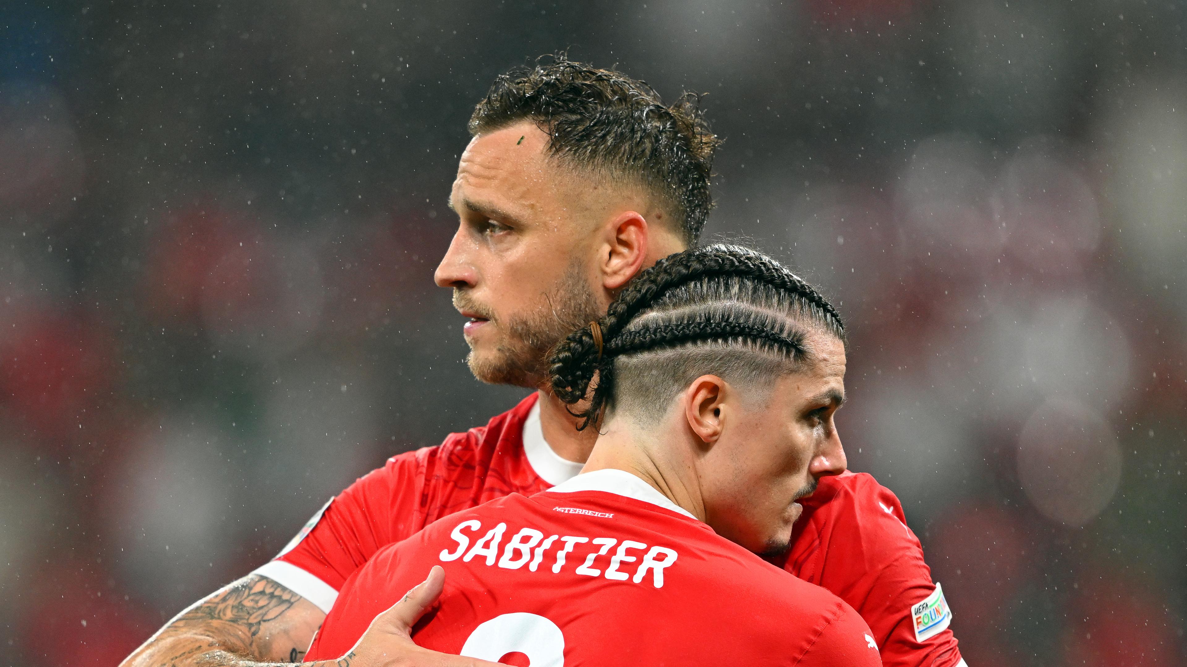Österreichs Spieler Marcel Sabitzer und Marko Arnautovic reagieren nach dem Spiel