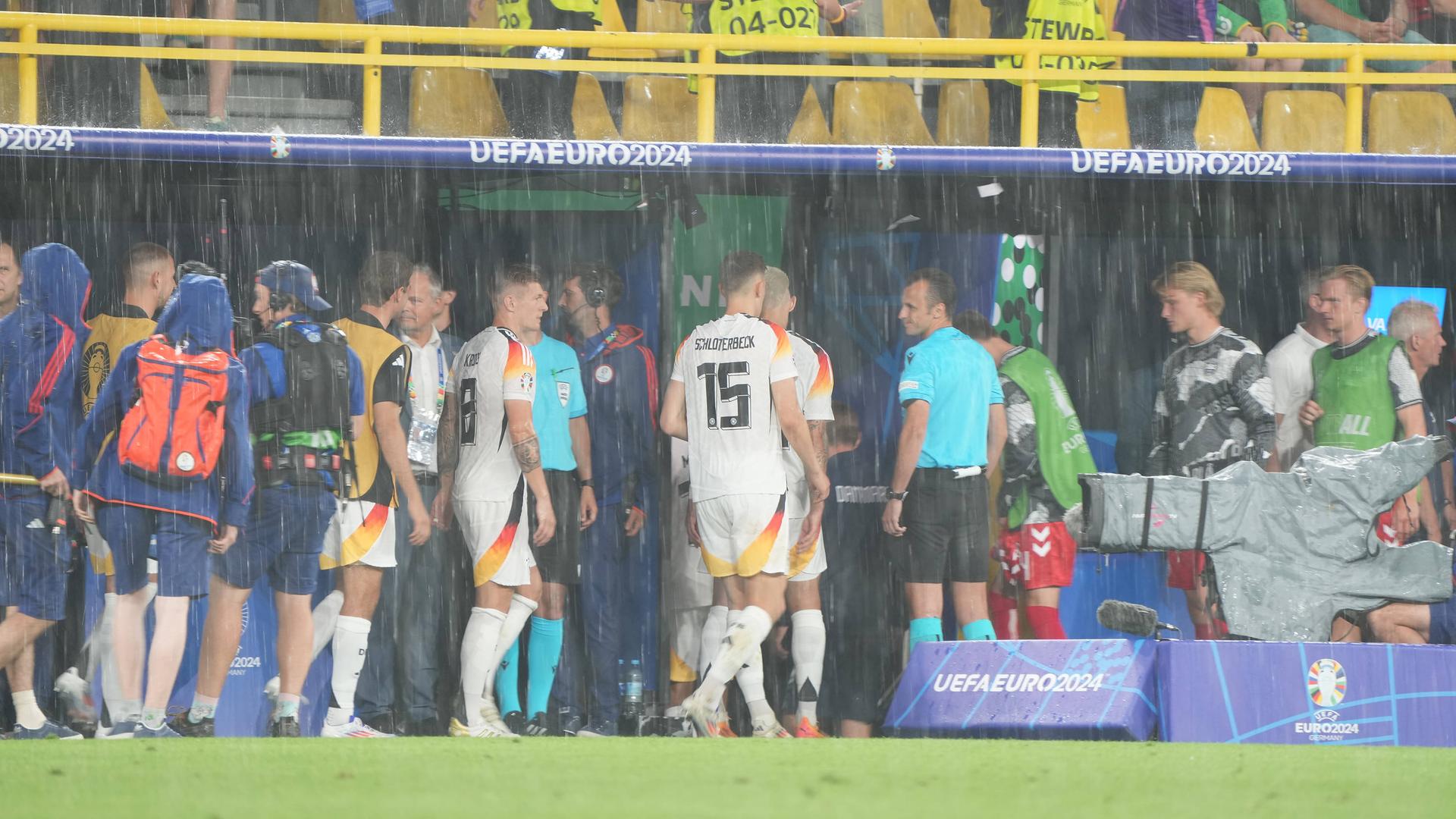 Mannschaften gehen beim Spiel Deutschland gegen Dänemark in die Kabinen