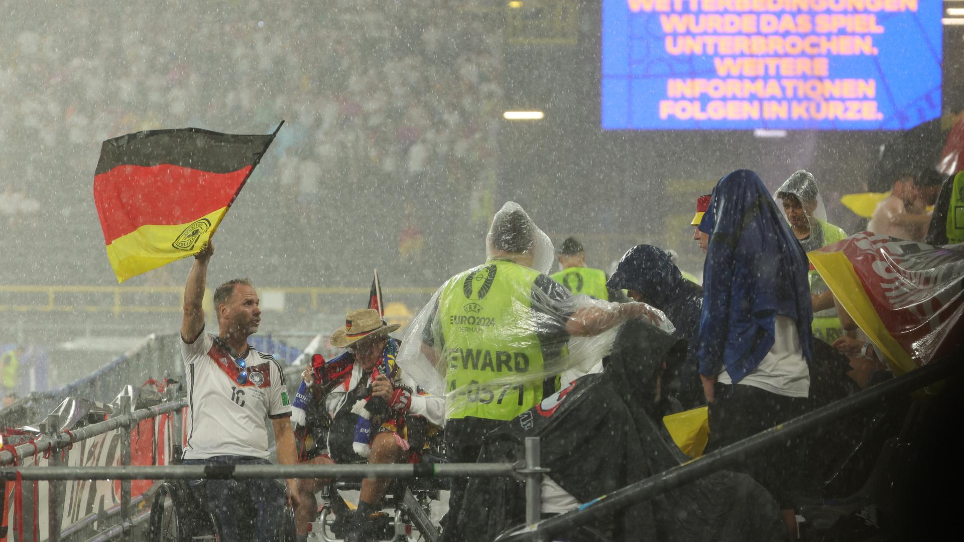 Zuschauer und Ordner während der Spielunterbrechung