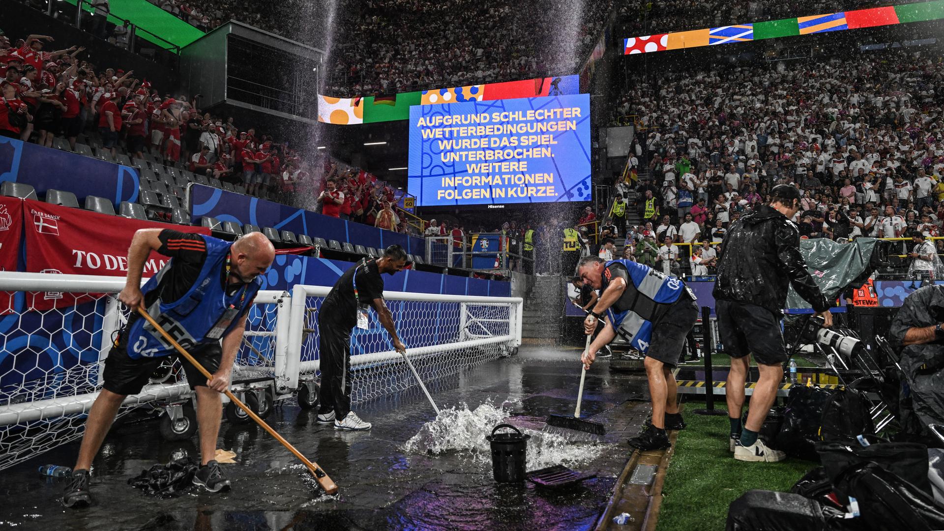 Mitarbeiter fegten am Spielfeldrand in einen Gully